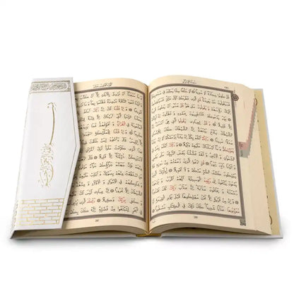 Koran mit Kaaba-Motiv weiß